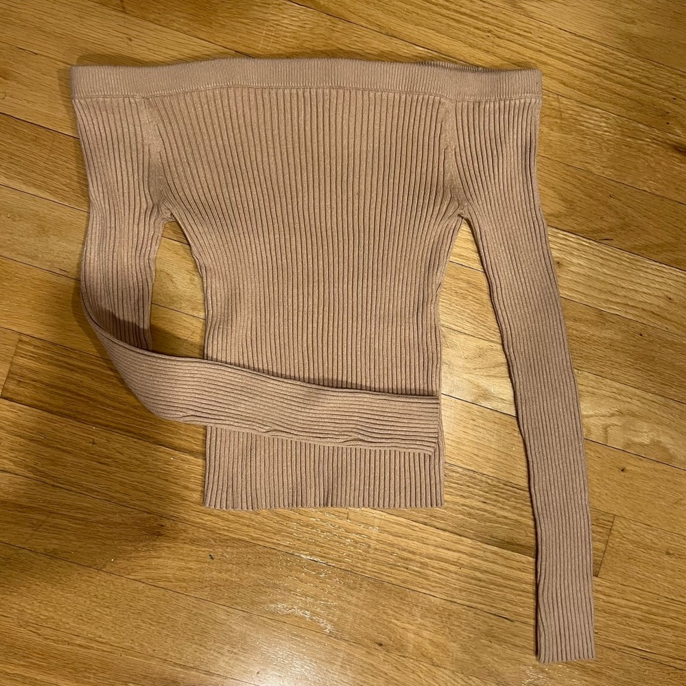 Off the shoulder long sleeve tight sweater